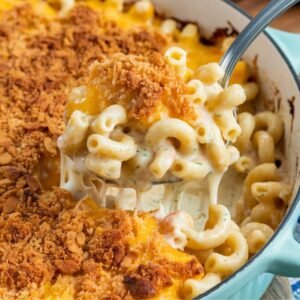 Tini's Mac and Cheese Recipe served in a light blue casserole dish, featuring creamy, cheesy macaroni with a crispy, golden breadcrumb topping. A comforting and delicious homemade baked mac and cheese dish.